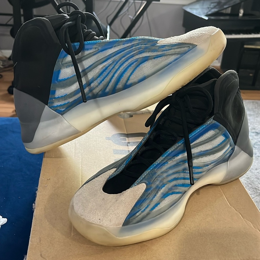 Men’s size 11 Yeezy YZY QNTM Sneakers